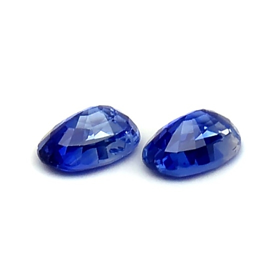 Couple Blue Sapphire พลอยไพลินรูปไข่คู่ มาบิล่า น้ำหนักรวม 1.37 กะรัต สีน้ำเงินหวานสวย สีน้า2 ความสะอาดมองตาเปล่าสะอาด 98%-99% ไฟดี เจียระไนสวย