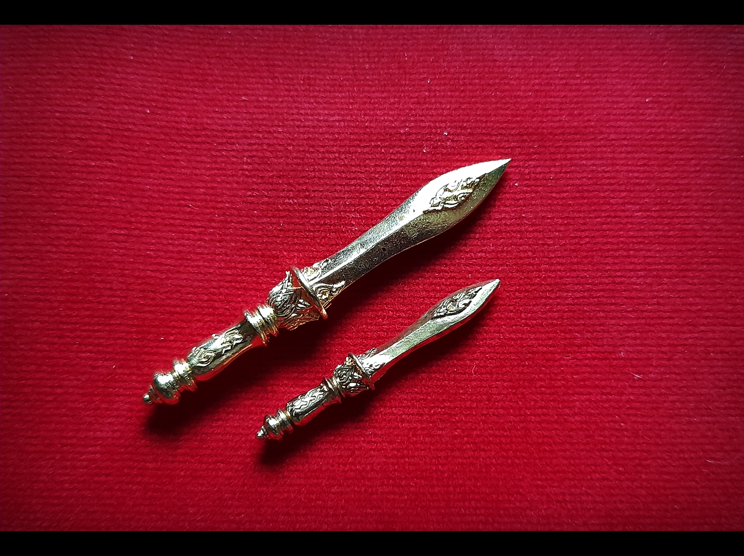 พระแสงขรรค์ชัยศรีเนศวร #สะท้านไตรภพ เนื้อทองทิพย์ (ขนาด5.5ซม. และ 3.3ซม) (ปลุกเสก 9พิธี เสาร์๕ ปี2563 พิธีพระกริ่งสะท้านไตรภพ) #รับประกันแท - หลวงพ่อเล็ก วัดท่าขนุน