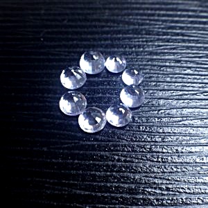 White Sapphire เผาธรรมชาติ พลอยเนื้อแข็งจัดเซท รูปกลม น้ำหนักรวม 3.88 กะรัต จำนวน 4 คู่ สีขาว มีสีฟ้าอ่อนติดไม่เกิน 3%