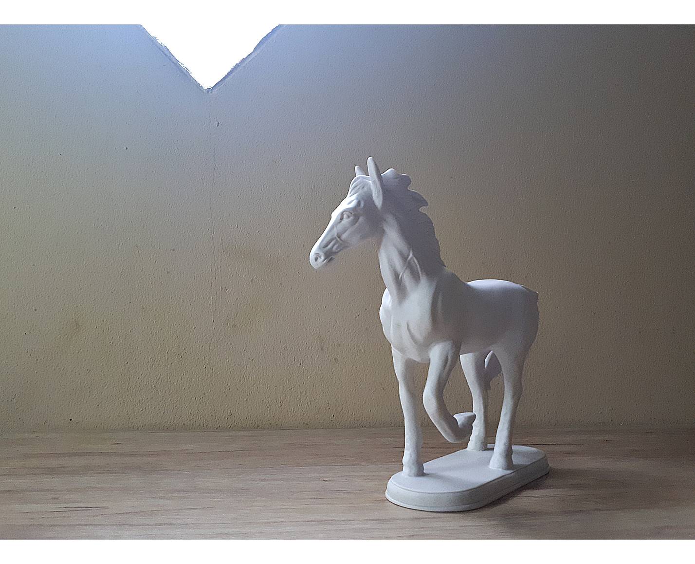 รูปหล่อ รูปปั้น ม้า เนื้อเรซิ่นสีขาว สีงา (กว้าง9-11นิ้ว สูง11นิ้ว ลึก3.5นิ้ว) (ขายปลีก ขายส่ง)