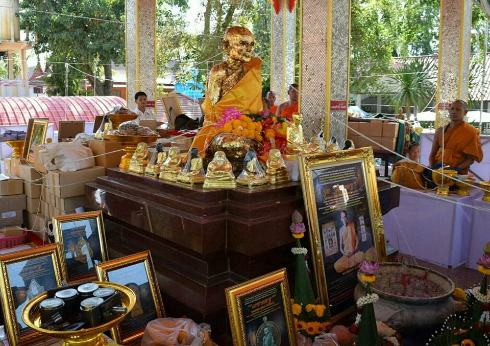 พระสมเด็จปรกโพธิ์ 9ใบ พิมพ์ใหญ่ หลังพระแม่ธรณี เนื้อผงอิธิเจแก่น้ำมัน (ชุดพิเศษ ชุดกรรมการ ปิดทองนำฤกษ์) หลวงพ่อกวย วัดโฆสิตาราม รุ่นแรงครู 2560 (พร้อมเลี่ยมกันน้ำ ใส่กรอบเงินแท้ ลาย หัวสิงห์ ลงยา ลายสุโขทัย ชุบทอง) #รับประกันแท้