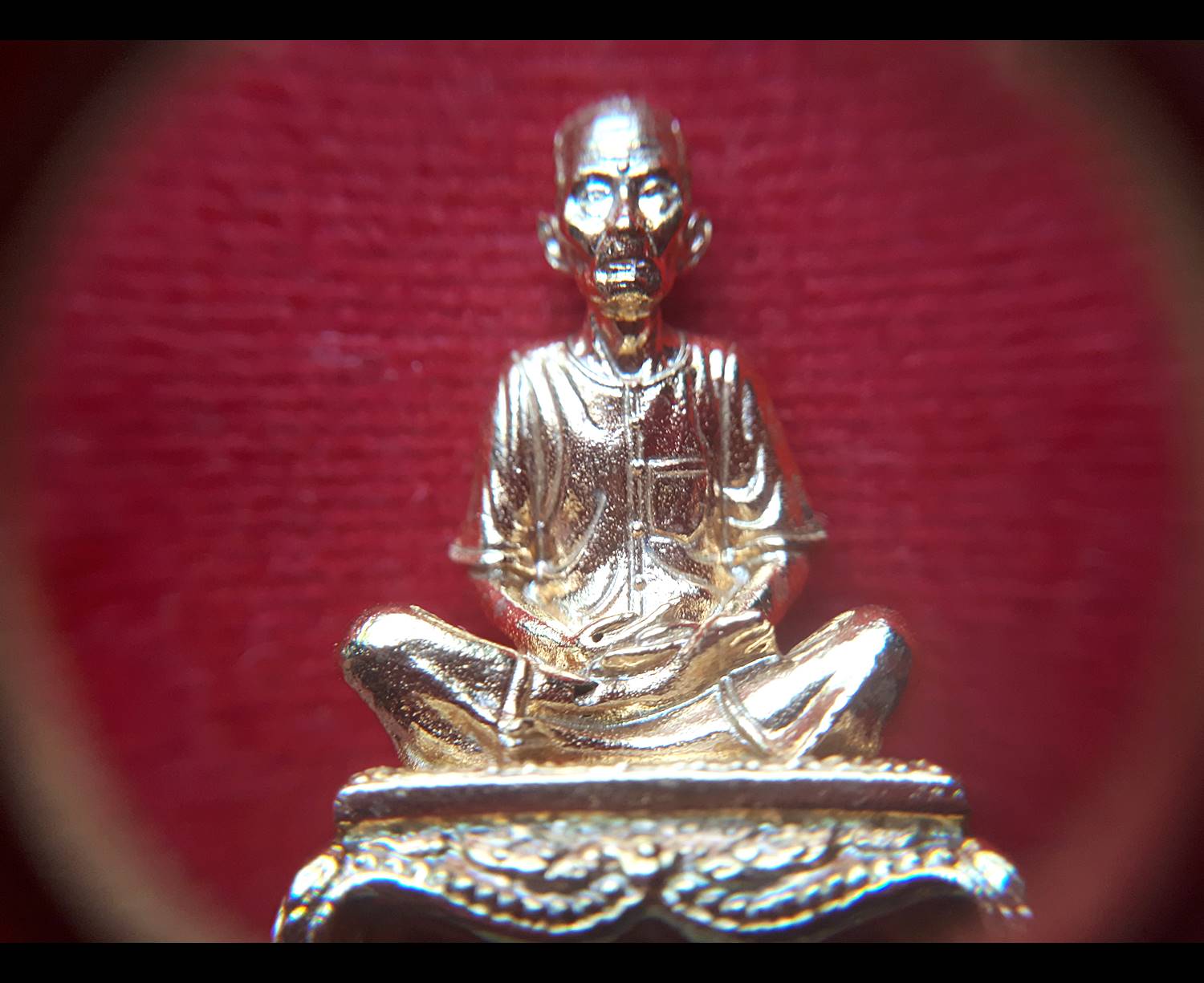 รูปหล่อ อาแปะ เซียนแปะ วัดศาลเจ้า เนื้อกะไหล่ทอง (พร้อมรูป ขนาดห้อยคอ) รุ่นเจ้าสัว ปี2560 - ครูบากฤษณะ ปลุกเสก