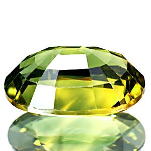 พลอยมรกตบางกะจะ (Green Sapphire) รูปไข่ยาวน้ำหนัก 3.35 กะรัต ขนาดตามใบเซอร์ 6.78x10.90x4.61 มิล สีเขียวแกมเหลือง มองตาเปล่าเห็นตำหนิ