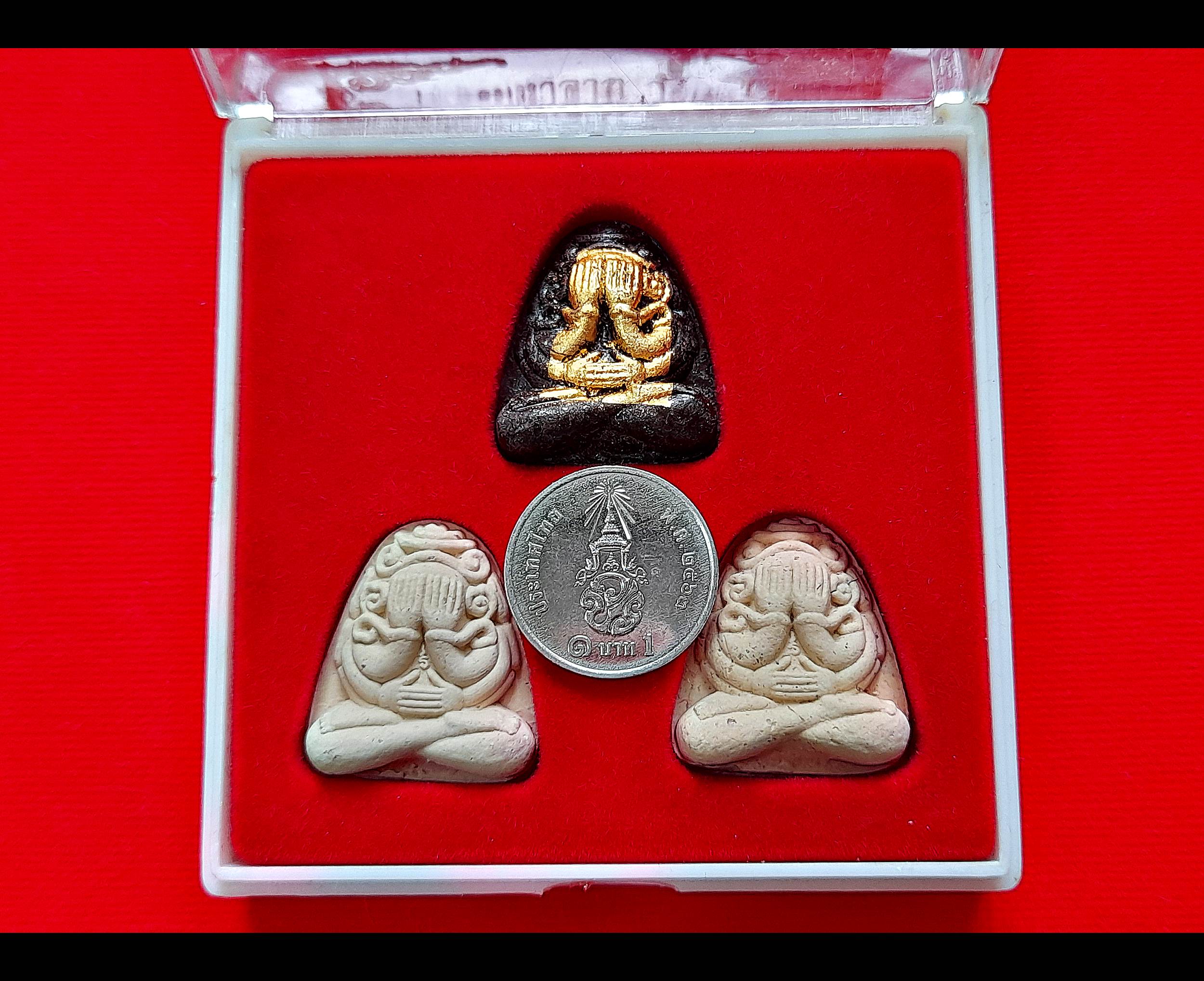 พระปิดตา มหาลาภ ยันต์ยุ่ง 4มือ หลังยันต์นะพรชัย (#ชุดรวม3องค์) ปี2542 เนื้อผง(รวมผงมวลสาร+เส้นผมเกศา+พลอยเสก เศษลูกแก้วสารพัดนึก) #รับประกันแท้และทัน - หลวงพ่อยุงยุทธ วัดเขาไม้แดง จ.ชลบุรี