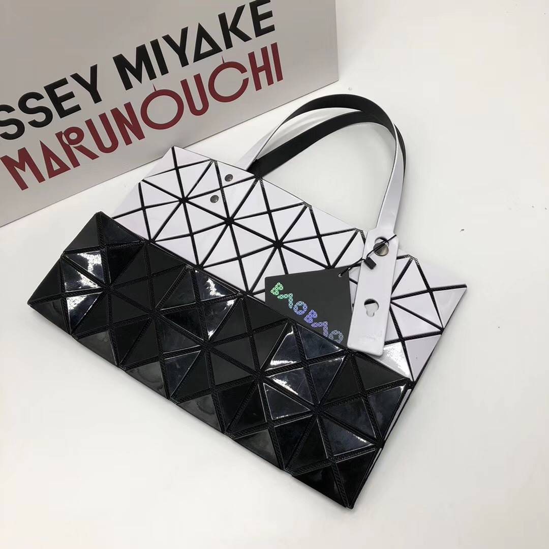 กระเป๋า issey 6x6 two tone มีสองสีในใบเดียวด้านละสี มีหลายสี