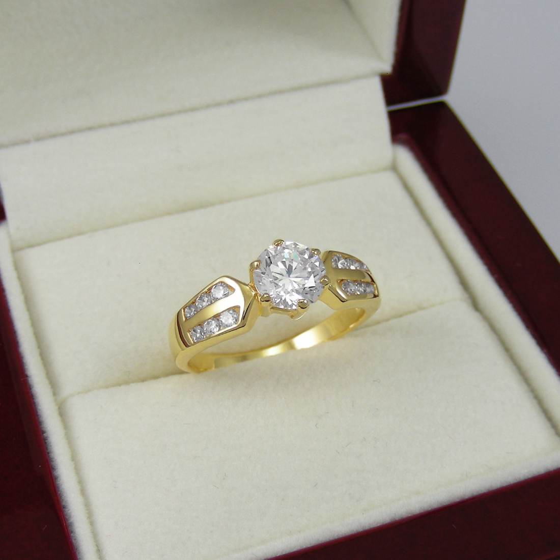 แหวน R821 แหวนเพชรสังเคราะห์หัวชู เพชรเม็ดกลางขนาด 6 มิล บ่าข้างเพชรแถวคู่ ดูสวยหรูมีดีไซน์ ใส่ออกงานได้สบายค่ะ