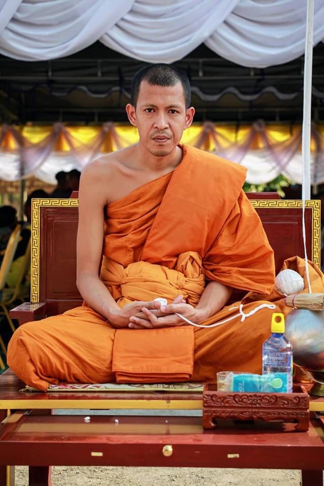 รูปภาพ สี หลวงพ่อกวย วัดโฆสิตาราม(วัดบ้านแค) (ขนาดตั้งบูชา 11x15นิ้ว) พร้อมใส่กรอบ ปี2562 #รับประกันแท้ -- #พิธีดีมากดวงจิตหลวงพ่อกวยมาเสกให้เอง