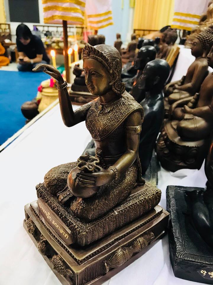 รูปหล่อ แม่นางกวัก มหาลาภ แม่บุญเรือน วัดอาวุธวิกสิตาราม เนื้อโลหะ