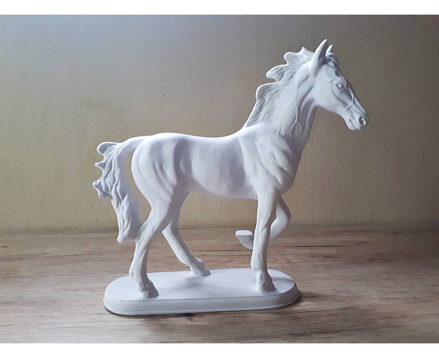 รูปหล่อ รูปปั้น ม้า เนื้อเรซิ่นสีขาว สีงา (กว้าง9-11นิ้ว สูง11นิ้ว ลึก3.5นิ้ว) (ขายปลีก ขายส่ง)