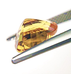 Yellow Sapphire พลอยบุษราคัม บางกะจะ จันทบุรี รูปหัวใจ หนัก 4.26 กะรัตสีเหลืองทอง สีสวย สีเปิด มองตาเปล่าสะอาดไม่เห็นตำหนิ ส่องด้วยกล้องขยาย 97%-98%