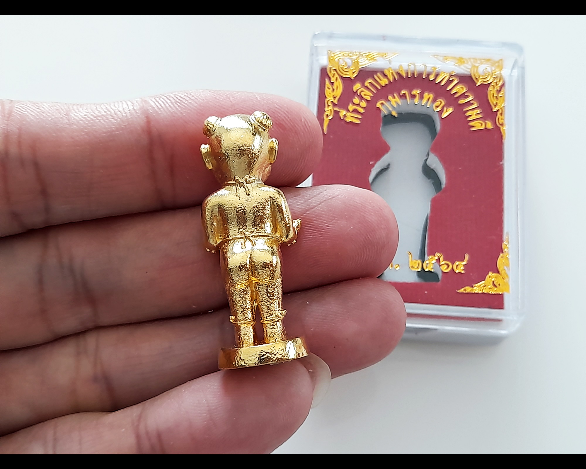 กุมารแห่งความสำเร็จ - กุมารจีน (ใส่ชุดเอี๊ยมจีน ซ้ายถือทอง ขวาถือลูกท้อ ใส่กำไล) เนื้อทองเหลือง(#ชนวน) ชุบทอง ฐานบรรจุมวลสาร ปี2564 #รับประกันแท้