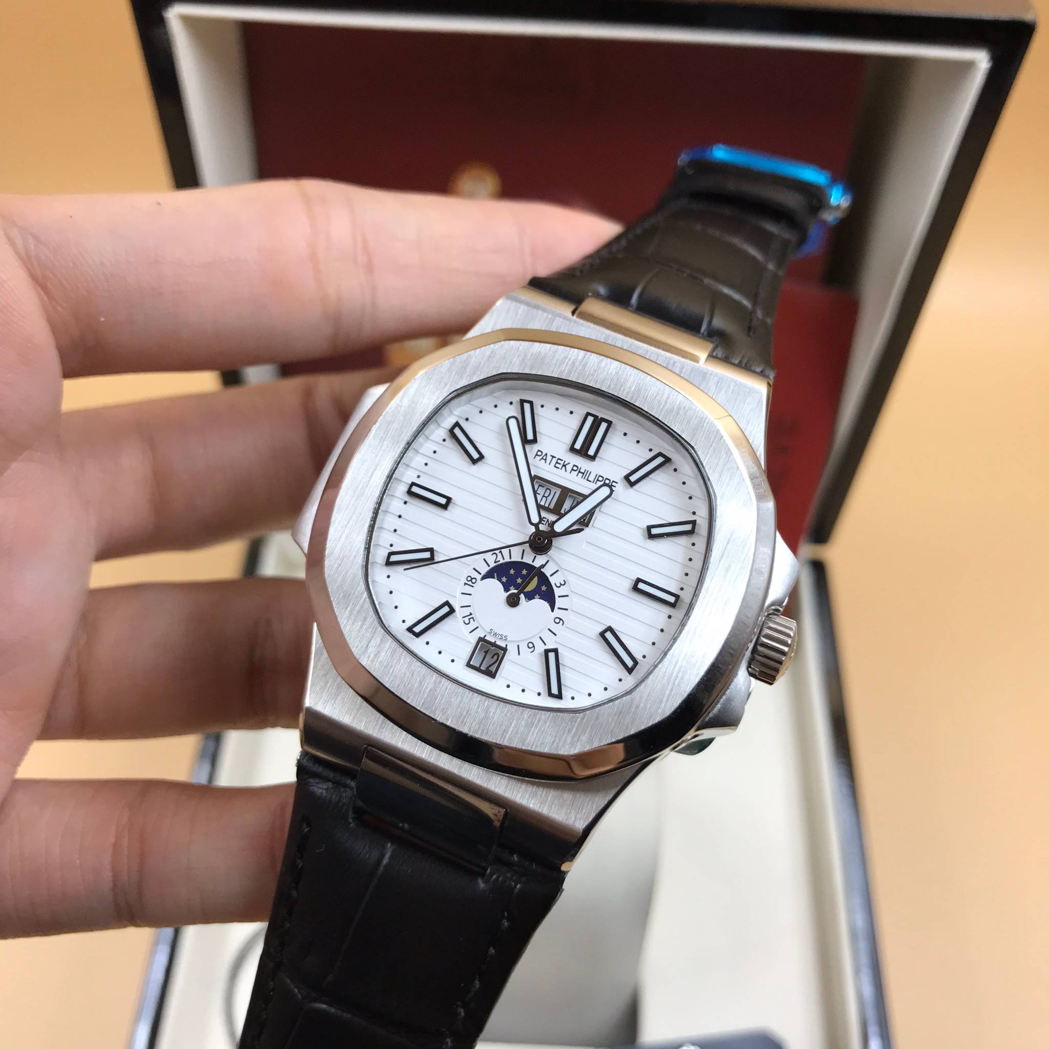 นาฬิกา Patek Philippe รุ่น Men"s Nautilus Annual Calendar งาน Mirror Swiss