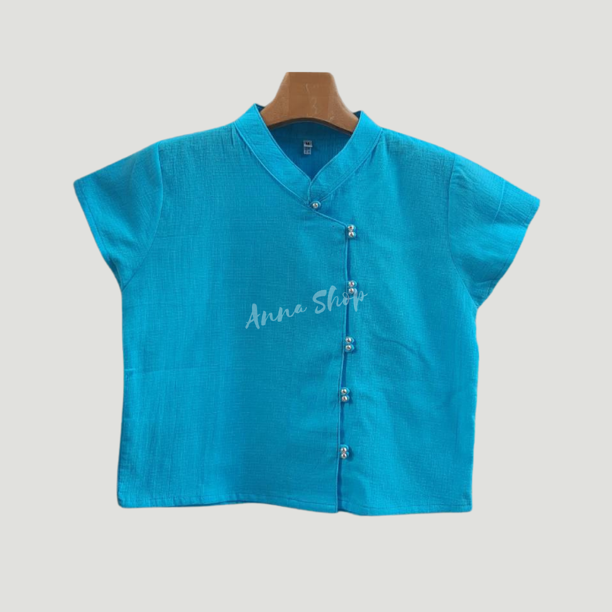เสื้อผ้าเมืองผู้หญิง เสื้อคอจีนตาจิ๋วแขนสั้น เนื้อผ้านุ่ม สีสวยชวนมอง สดใสเกินห้ามใจ มี 13 สี ขนาด 34" 36" 38" 40" นิ้ว