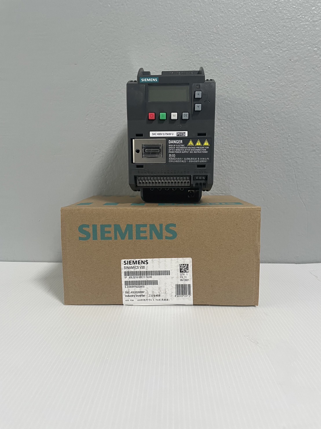 SIEMENS SINAMICS V20 Model:6SL3210-5BE17-5UV0 0.75kw 3Ac 400V