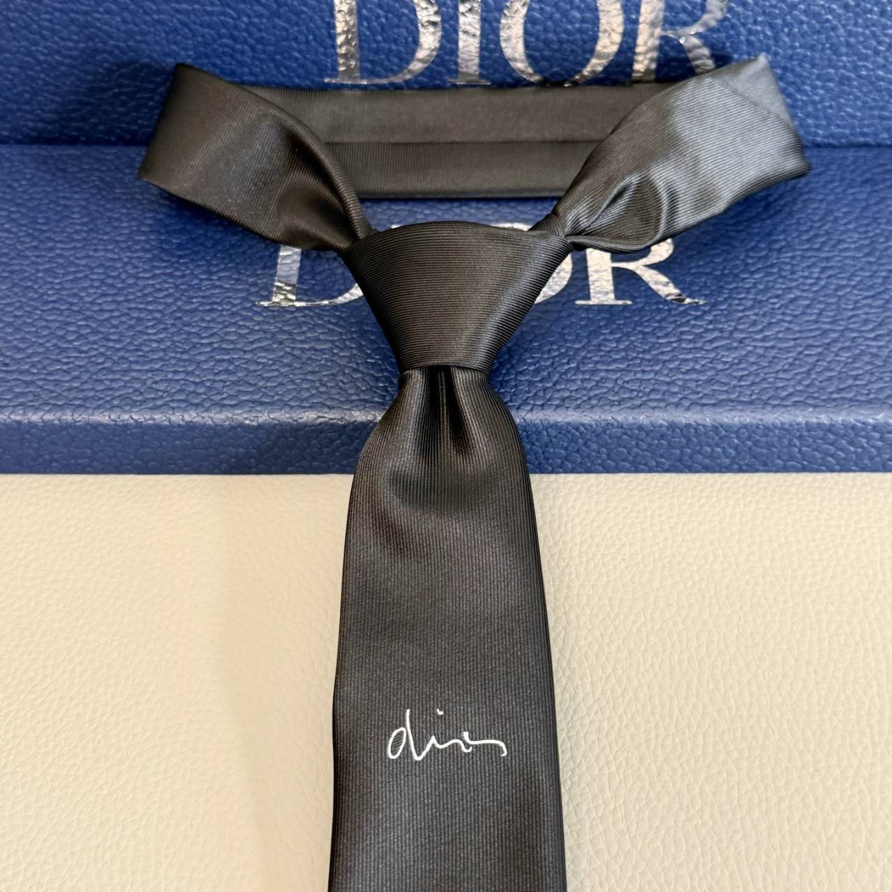 เนคไท di necktie