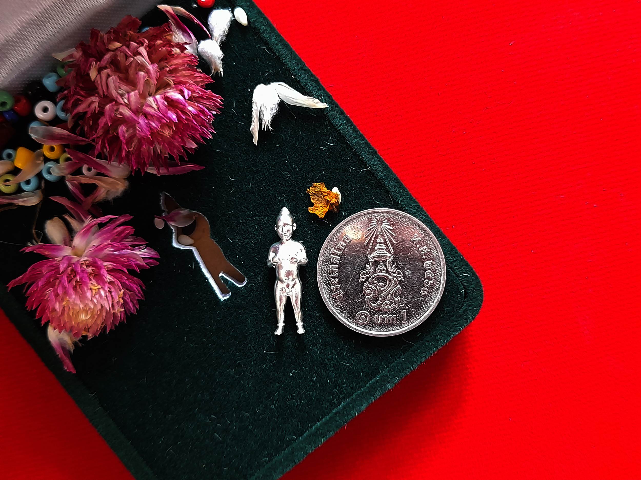 กุมาร หนูนุ้ย (ขนาดพกพา มีกำไลที่ข้อมือ) พิธีใหญ่ รุ่นแรก วัดโมคลาน จ.นครศรีธรรมราช ปี2565 เนื้อโลหะบรอนซ์ ชุบเงิน งานระดับจิ้วเวอร์รี่ #รับประกันแท้ - (แถมของพิเศษเสกในพิธี ลูกปัดมหาเสน่ห์+ดอกบานไม่รู้โรย)