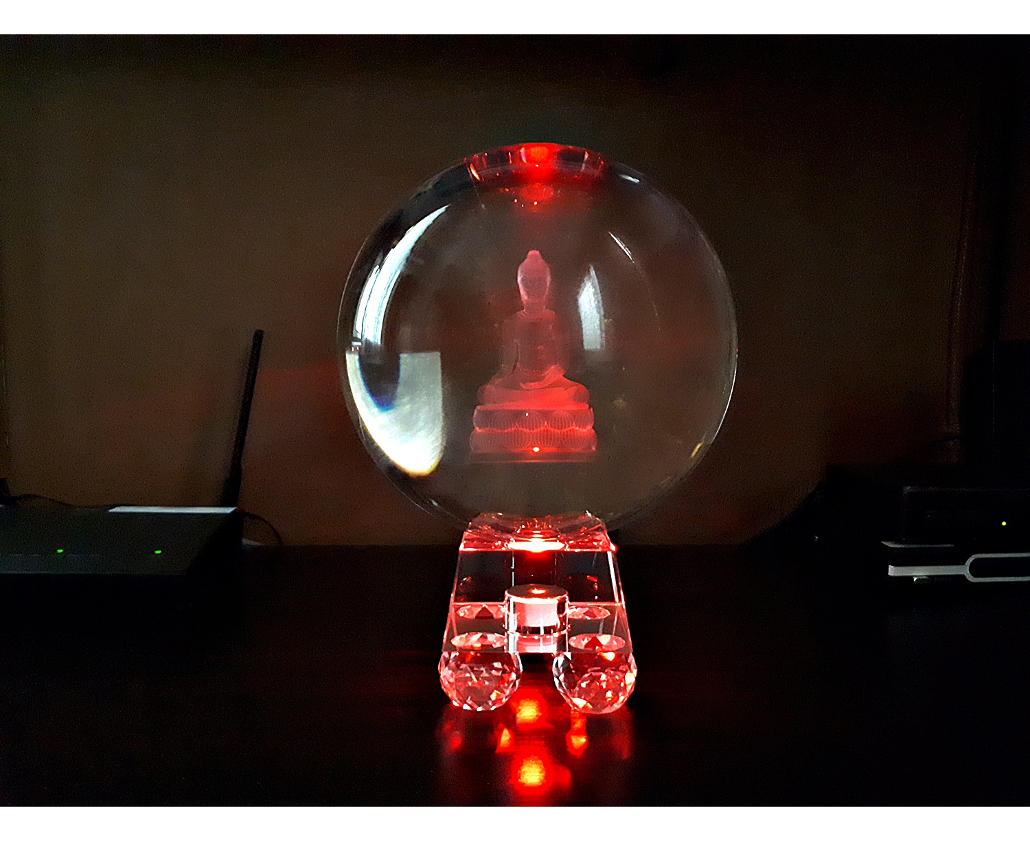 ลูกแก้ว ลาย พระพุทธรูป 3 มิติ ขนาด 8นิ้ว (20ซม.) พร้อมฐานไม้รองวาง