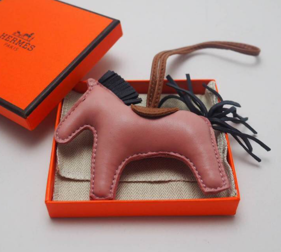 ที่ห้อยกระเป๋า hm charm รูปตัวม้า มีหลายสีสต๊อกเปลี่ยนตลอดสอบถามได้ค่ะ