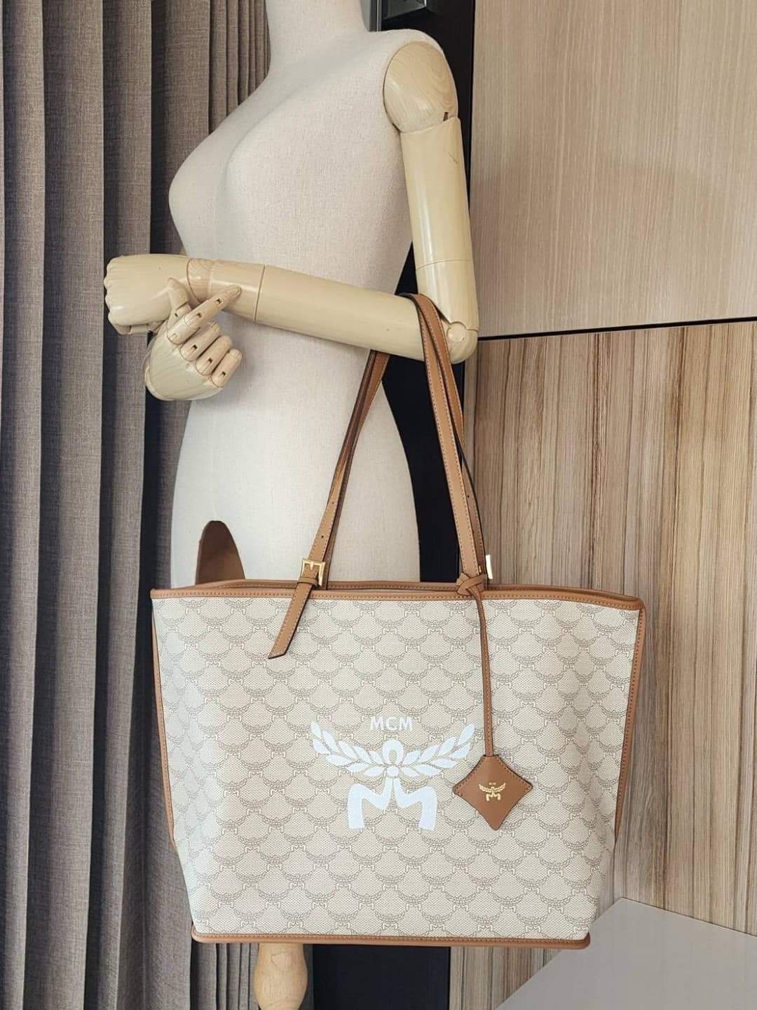 MCM LARGE SHOPPER BAG (แอดไลน์ก่อนสั่งซื้อ)