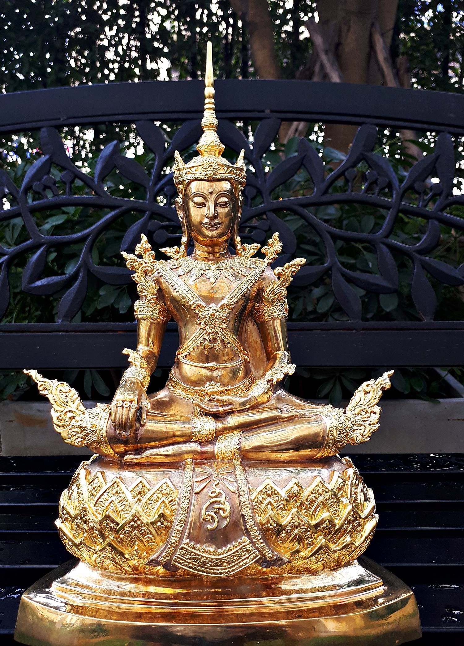 รูปหล่อ พระพุทธรูป ปางพระจักรพรรดิ เนื้อโลหะทองเหลือง ปัดขัดเงา ปิดทองแท้ (หน้าตัก 9นิ้ว สูง16นิ้ว ลึก6นิ้ว)