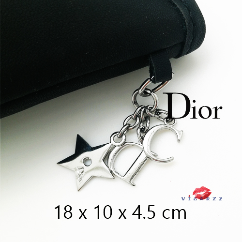 Dior Cosmetic Bag กระเป๋าเครื่องสำอางดิออร์ ก้นกว้าง ด้านหน้าปั๊มหนังเป็นลายโลโก้ และที่เก๋ด้านข้างห้อยเป็นอักษร C D และ ดาวปั๊มโลโก้สีเงิน
