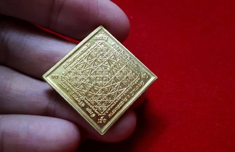 เหรียญเทวบดีบรมครู 9เศียร (รวมมหาเทพ9พระองค์) ทรงข้าวหลามตัด หลังยันต์พระมหาจักรพรรดิ เนื้อทองทิพย์ ปี2554 #รับประกันแท้ - หลวงพ่ออิฐ วัดจุฬามณี