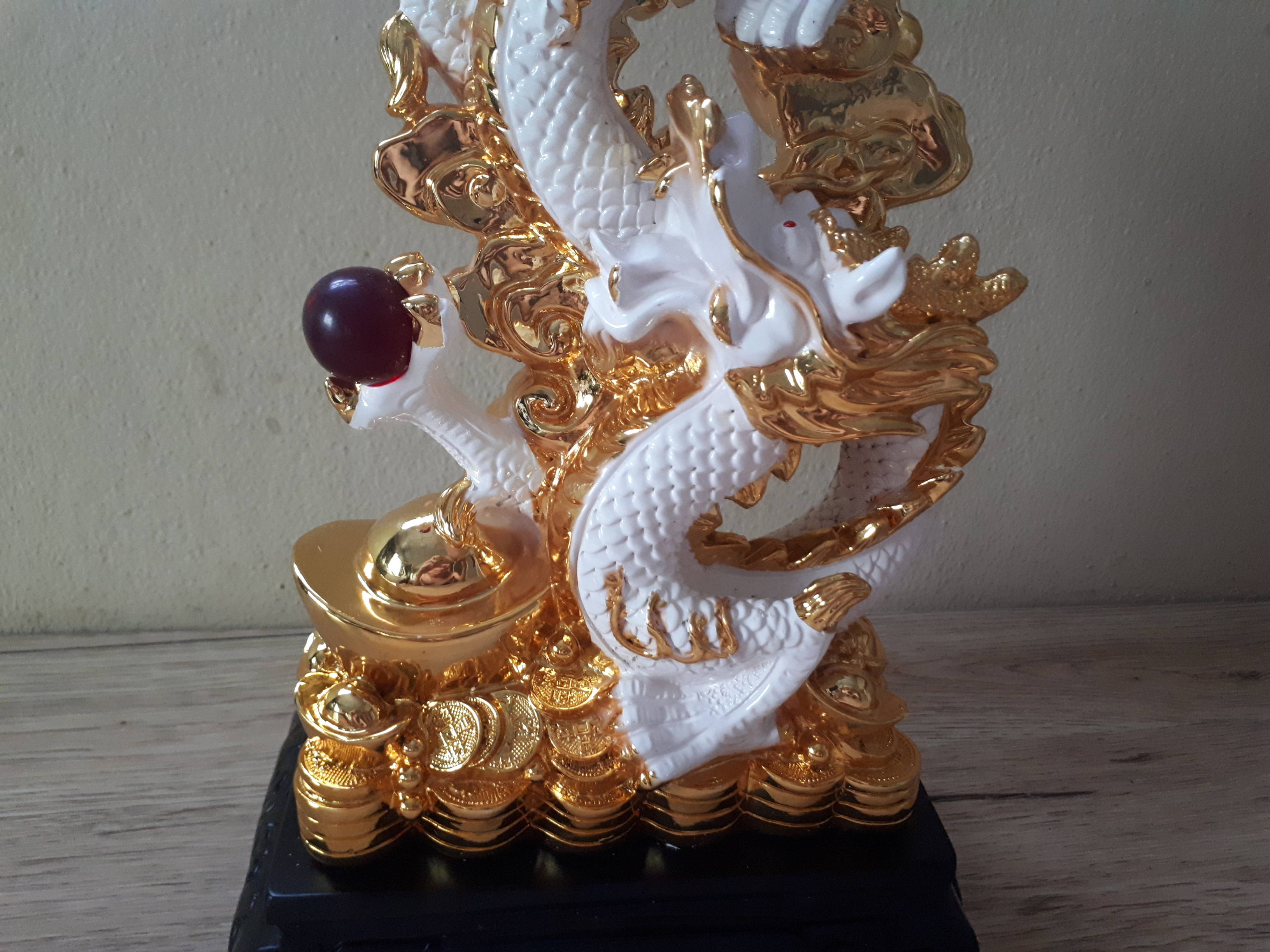 รูปหล่อ มังกรขาว สลับสีทอง ถือลูกแก้วแดง บนกองทอง เนื้อเรซิ่นเหลือบสี (สูง14นิ้ว กว้าง8นิ้ว ลึก4.5นิ้ว)