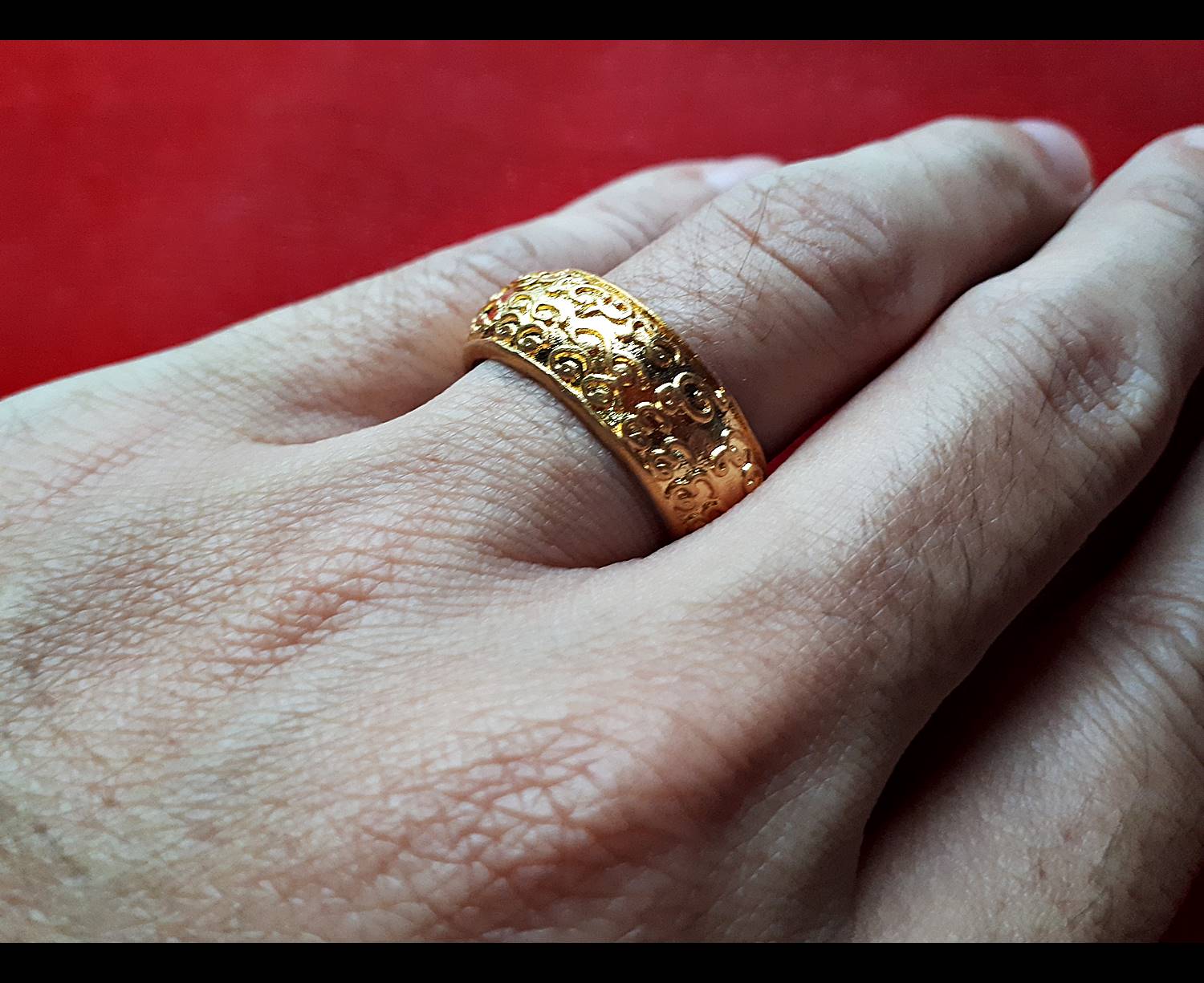 แหวน เสน่ห์มอญ เนื้อชุบทอง (ขนาดเส้นผ่าศูนย์กลาง 2ซม) ปี2555 - พระอาจารย์หนุ่ม (สมัย วัดบางแวก) (อ.ประคอง รุ่นเจริญ ร่วมปลุกเสก)