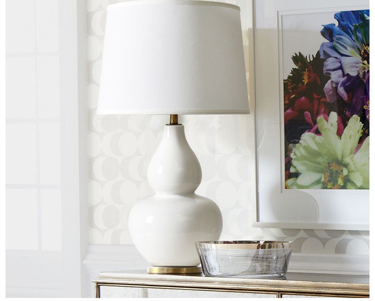 โคมไฟตั้งโต๊ะเซรามิกทรงน้ำเต้าฐานโค้งมนสองระดับสไตล์ Modern Classic สีขาวนวล โป๊ะผ้าโทนสีขาว [XG544]