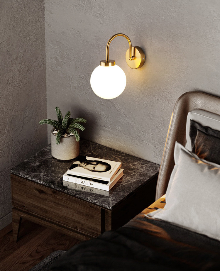 โคมไฟติดผนังก้านทรงโค้ง French Glass โป๊ะโคมแก้วทรงกลม15cm สีขาวนม [YLTH-640]