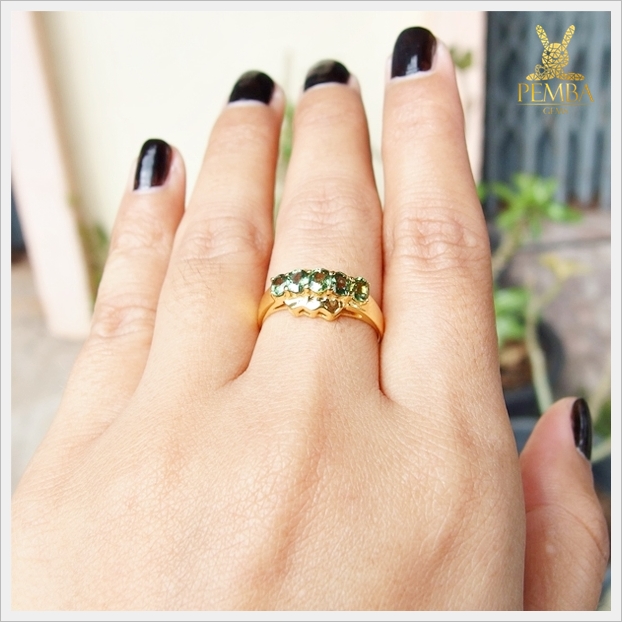 แหวนเขียวส่องแท้ 5 เม็ดเรียง สวมใส่ติดนิ้วได้ทุกโอกาส(สามารถสั่งทำได้ค่ะ)