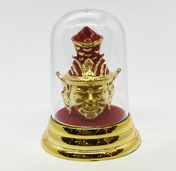 เศียรพ่อแก่ ลงรักปิดทอง รุ่นชาตกาลบูชาครู ปุญญกาโม๖๔ ตั้งหน้ารถ พร้อมครอบแก้ว (ขนาด สูง 5 ซม. กว้าง 3.8 ชม.) หลวงพ่อพัฒน์ วัดห้วยด้วน