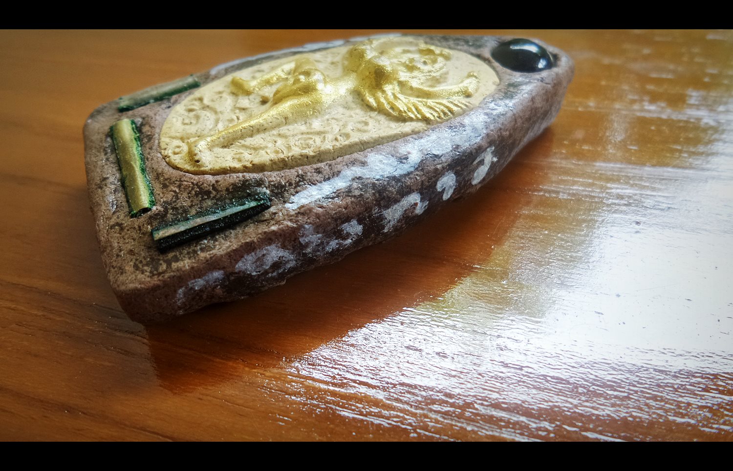 อิ้นขี่เพชรพญาธร และ ขุนแผนพรายสิเน่หา ด้านหลังฝังนางกินรี หลวงปู่ครูบาคำเป็ง