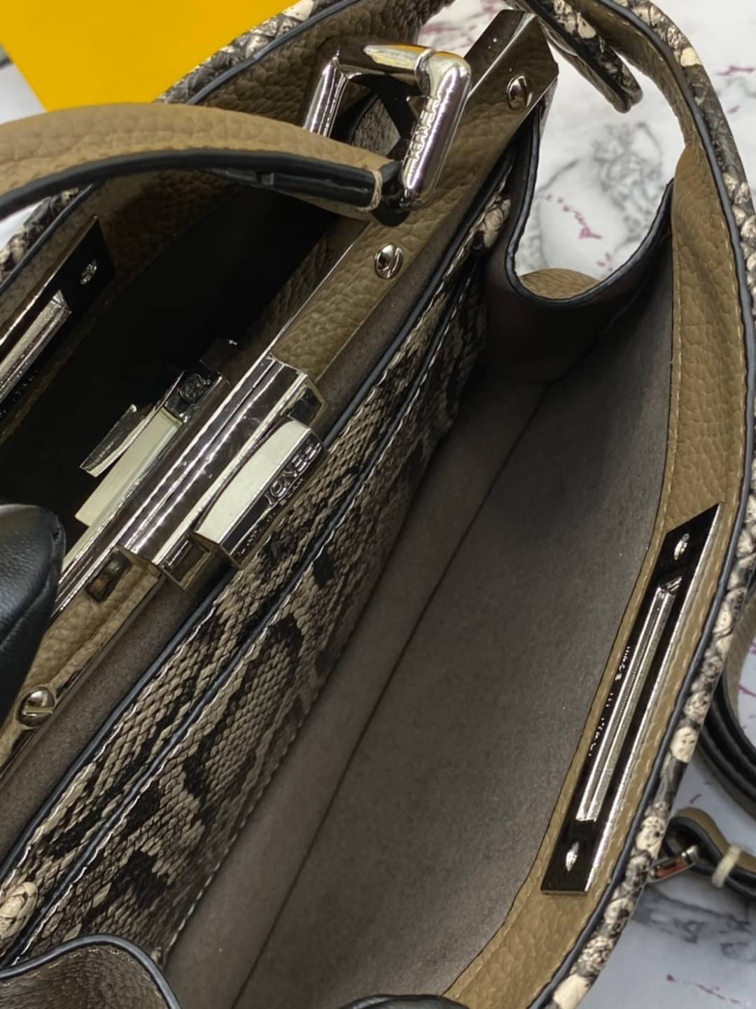 กระเป๋า fd peekaboo 27 cm มีหลายสีสอบถามได้ค่ะ