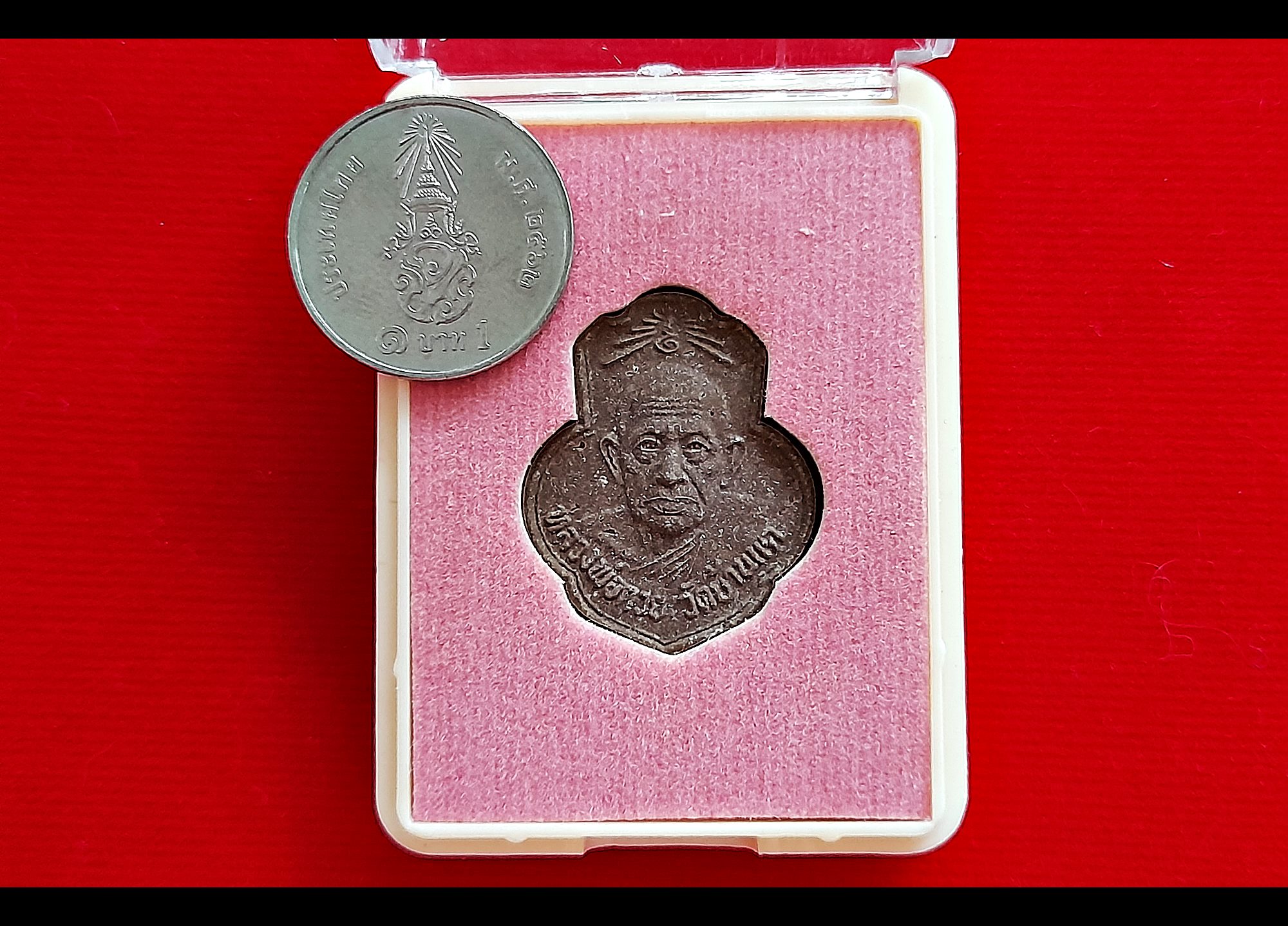 เหรียญ หลวงพ่อกวย วัดโฆสิตาราม หลังยันต์ครู ยันต์พระเจ้าอมโลก(นะโมพุทธายะ) เนื้อผงมวลสารเก่าพลอยเสกทันยุคหลวงพ่อกวย ปี2562 #รับประกันแท้ (หลังลงโค็ด3จุด #อักษรจีน #ยันต์ดวงแก้วพระสีวลี2จุด) - #พิธีดีมากดวงจิตหลวงพ่อกวยมาเสกให้เอง