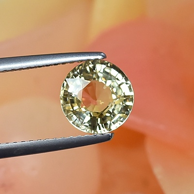 Unheated Sapphire พลอยเนื้อแข็งไม่ผ่านความร้อน พลอยดิบ รูปกลม น้ำหนัก 2.56 กะรัต สีเหลืองหวานสวย โทนสีพาสเทล Pastale ความสะอาดมองด้วยตาเปล่าสะอาด
