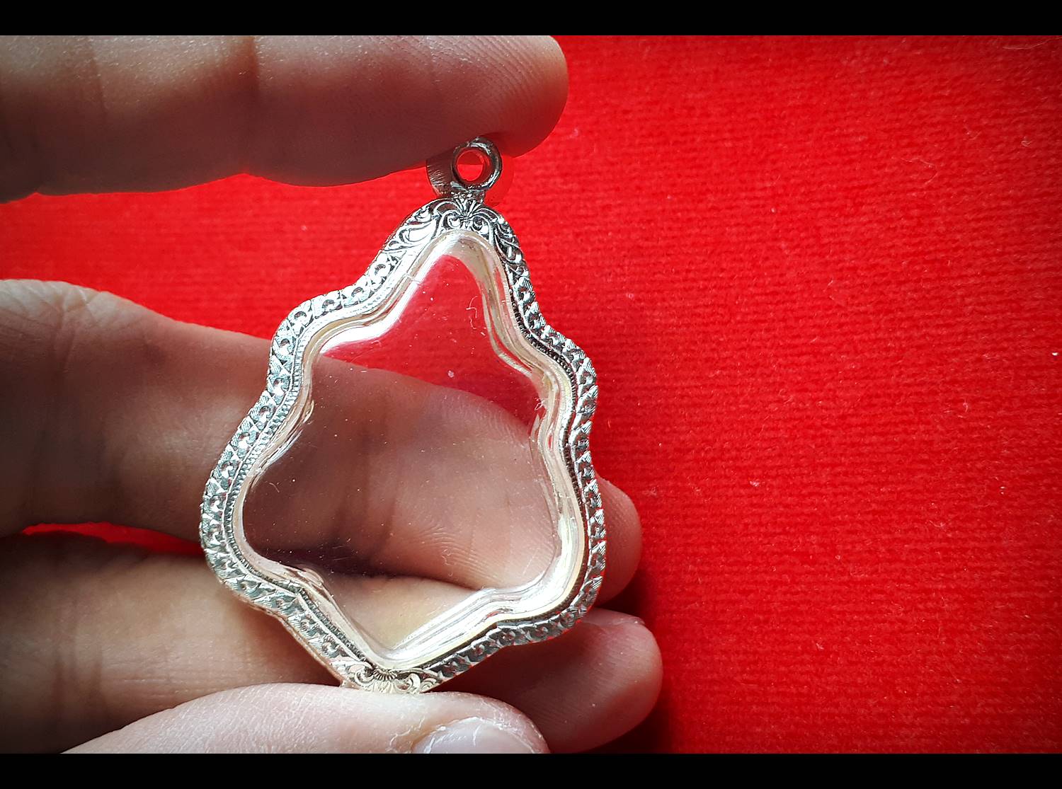 ตลับพระ ทรงโลห์ เนื้อเงินแท้90% (ใส่เหรียญหลวงพ่อกวย) (แกะสลัก ลายหัวสิงห์ ลายกนก)