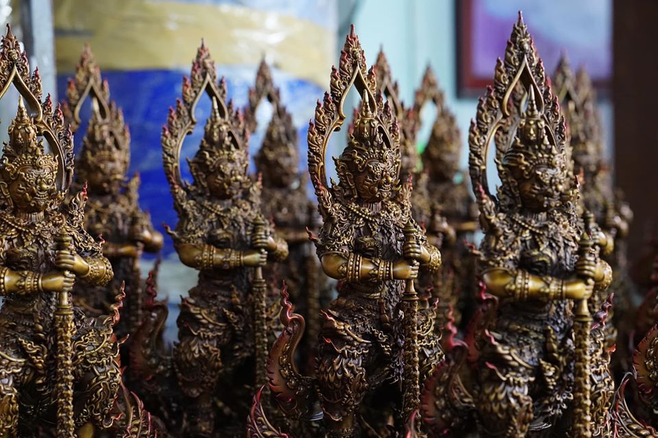 รูปหล่อ ท้าวเวสสุวรรณ ยืนถือกระบอง ทรงบน หลัง ราหู เนื้อทองเหลือง เต็มสูตร งานเน้นรายระเอียดปราณีต (ขนาดสูง16นิ้ว) - (ราหู มี ปีกเป็นครุฑ มี ลำตัวเป็นพญานาค) - (ปลุกเสกฤกษ์ เสาร์5 ปี2563)