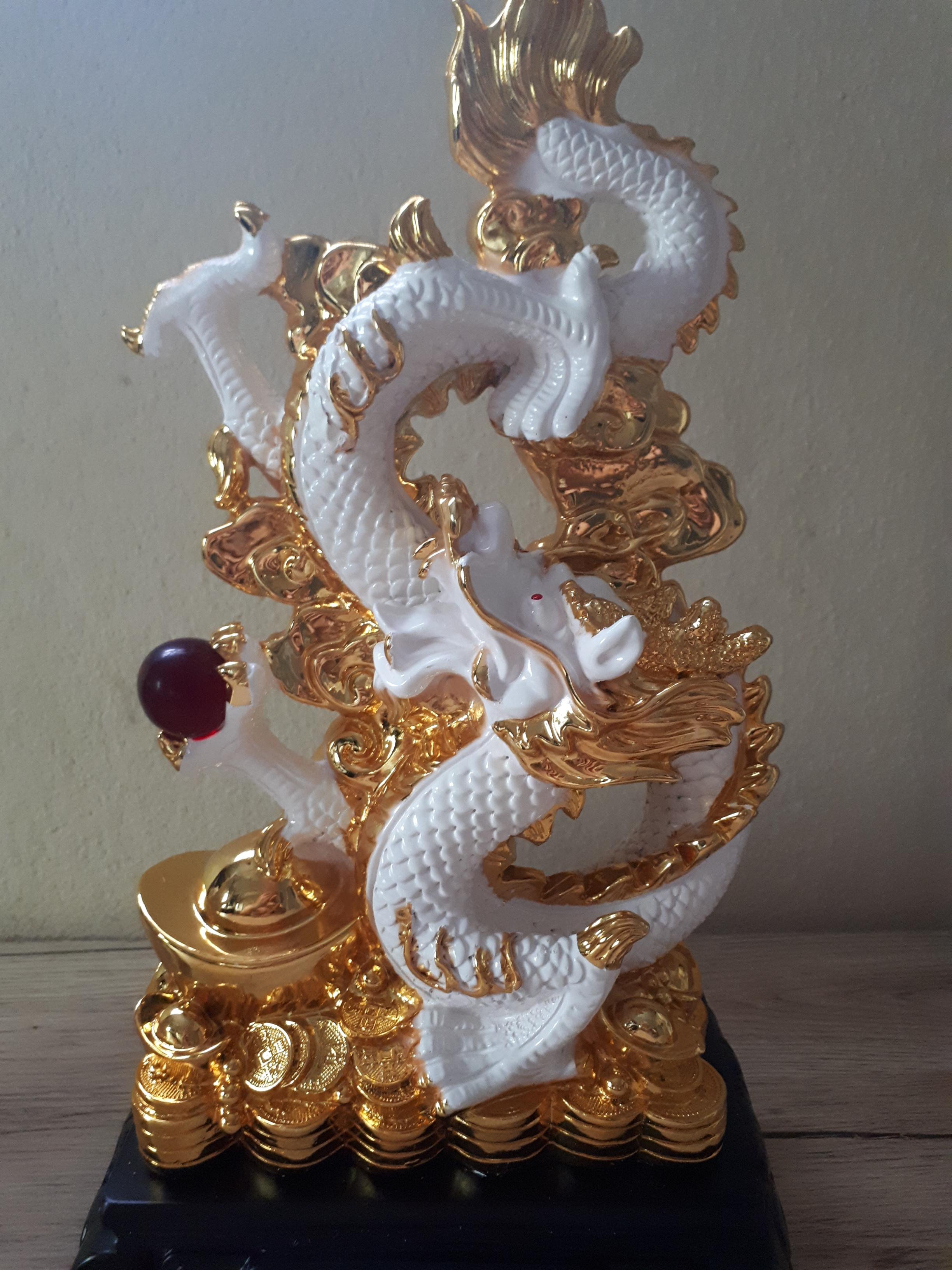 รูปหล่อ มังกรขาว สลับสีทอง ถือลูกแก้วแดง บนกองทอง เนื้อเรซิ่นเหลือบสี (สูง14นิ้ว กว้าง8นิ้ว ลึก4.5นิ้ว)