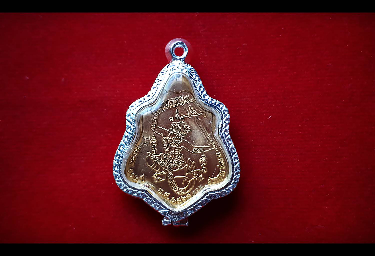 ตลับพระ ทรงโลห์ เนื้อเงินแท้90% (ใส่เหรียญหลวงพ่อกวย) (แกะสลัก ลายหัวสิงห์ ลายกนก)
