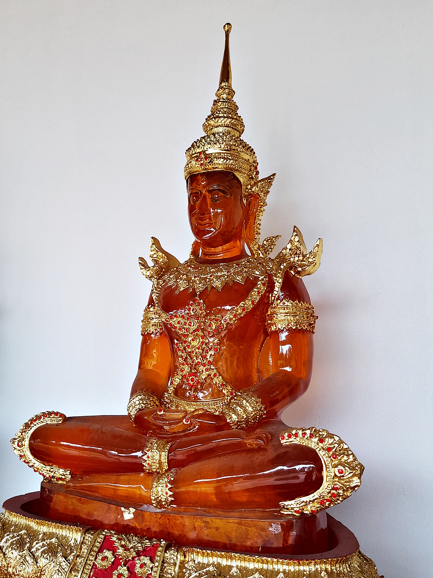 พระแก้วมรกต ปางพระจักรพรรดิ์ สีประจำวันเกิด7สี (ขนาดใหญ่) - (สีแดง สีเหลือง สีชมพู สีเขียว สีส้ม สีฟ้า สีม่วง)