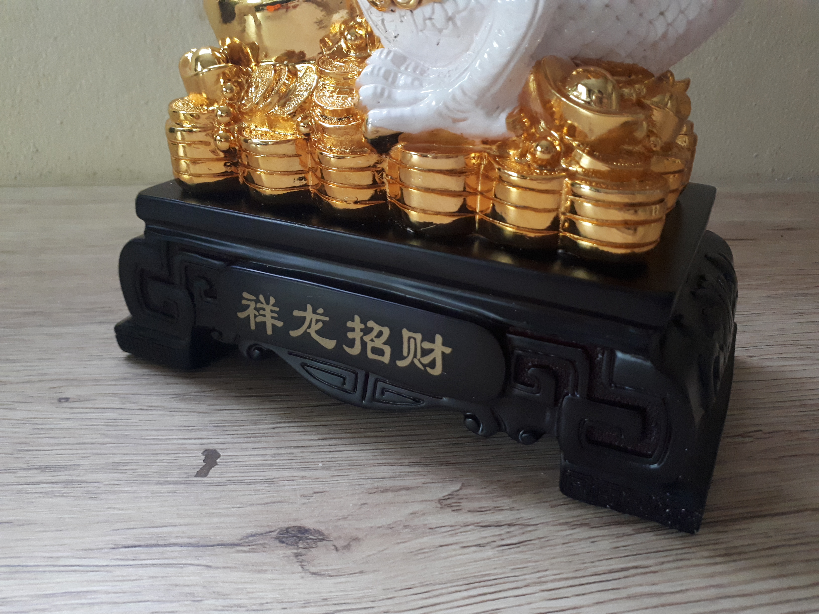 รูปหล่อ มังกรขาว สลับสีทอง ถือลูกแก้วแดง บนกองทอง เนื้อเรซิ่นเหลือบสี (สูง14นิ้ว กว้าง8นิ้ว ลึก4.5นิ้ว)