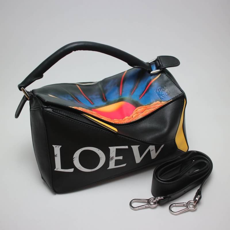 กระเป๋า loe puzzle bag 12 นิ้ว สีดำลายพระอาทิตย์