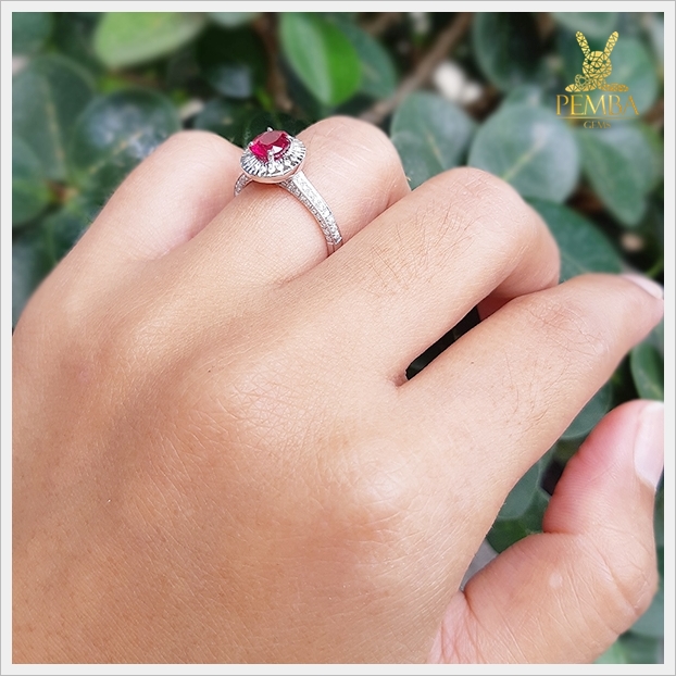 แหวนทับทิมแท้ สีแดงสดสวยงาม ล้อมเพชรCZ ดีไซน์สุดเก๋ แหวนพลอยแท้