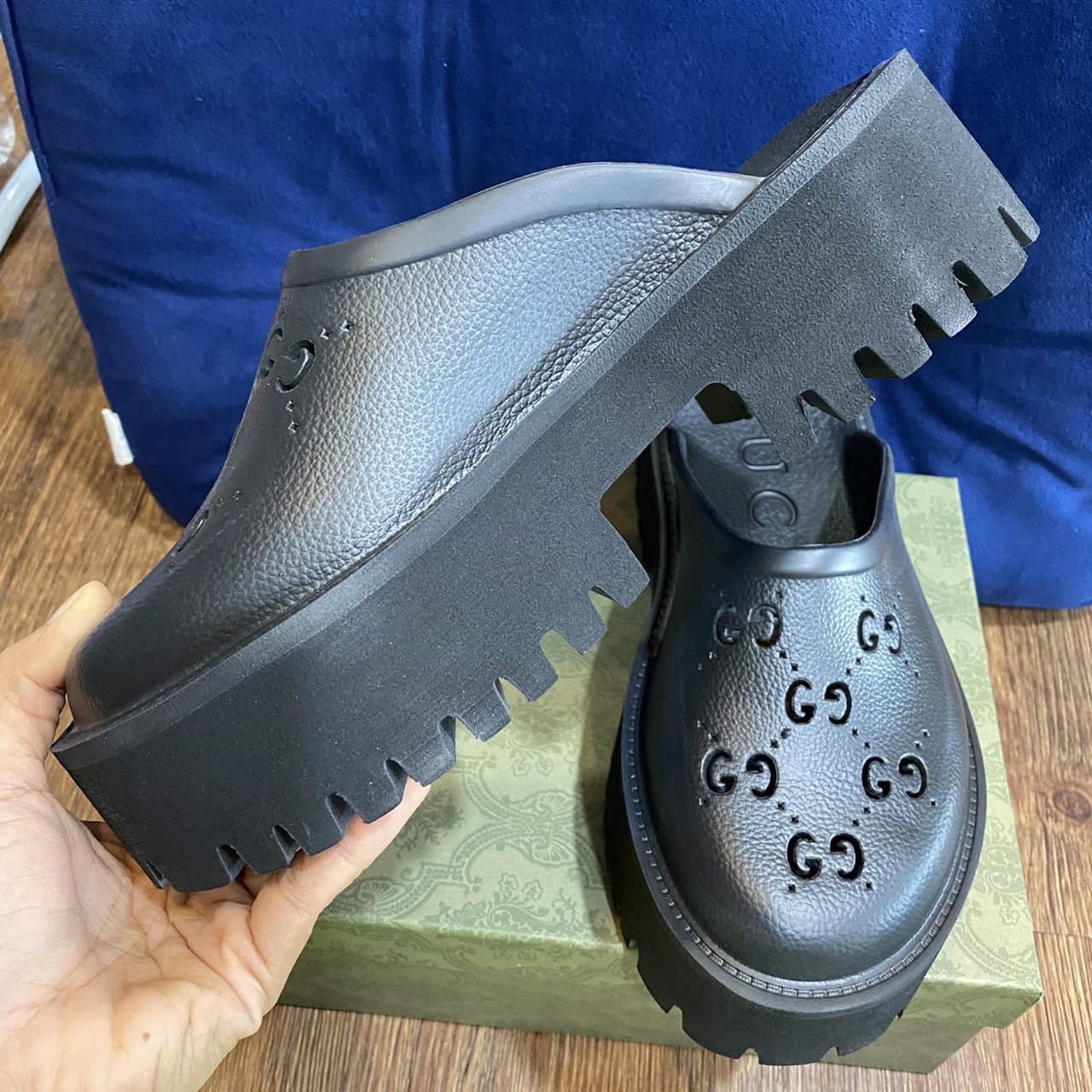 รองเท้าแตะ gc rubber mules สีขาวและสีดำ