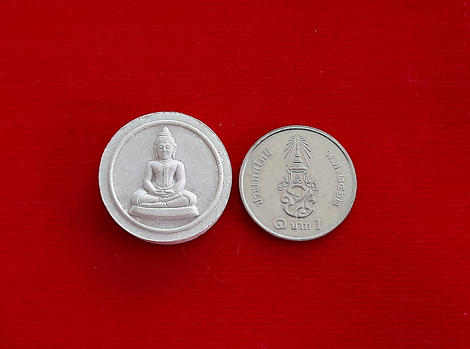 พระสมเด็จธรรมกาย พระผงของขวัญ พิมพ์จันทร์ลอย ฐานโค้ง (พระพุทธ พระธรรมกาย ปางสมาธิ หลังธาตุ6) รุ่น2 เนื้อมวลสาร(พระของขวัญหลวงพ่อสดวัดปากน้ำ รุ่น1-3) ปี2526 - ปลุกเสกทำวิชาธรรมกาย โดย หลวงป๋า วัดหลวงพ่อสด #รับประกันแท้