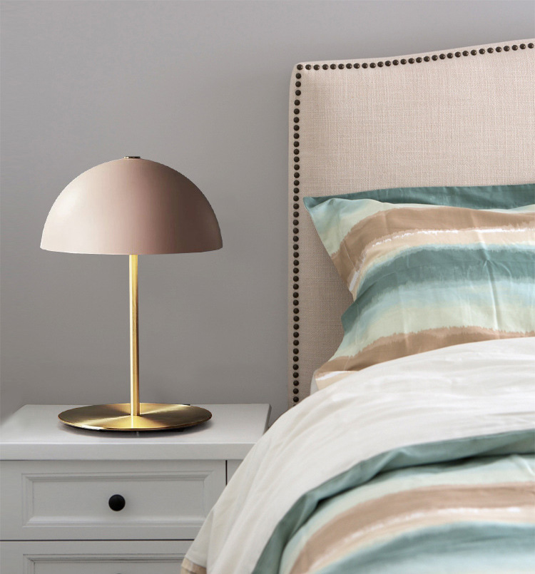 โคมไฟตั้งโต๊ะโป๊ะโคมสีเทาชมพูทรงครึ่งวงกลมฐานวางสีทอง [XG-8235]