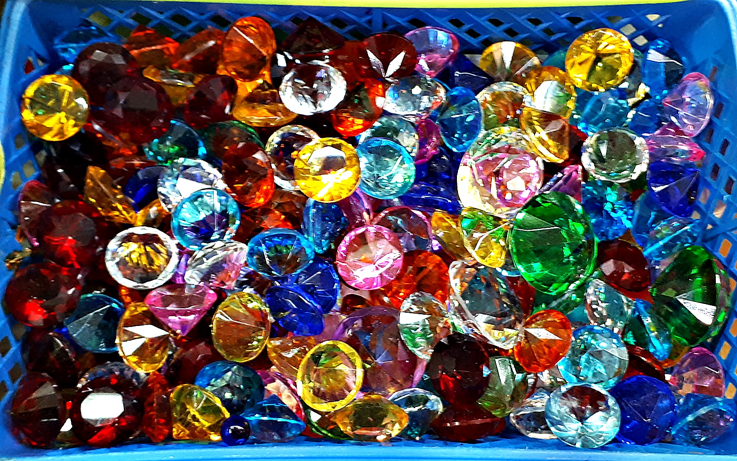 แก้วสี ทรงเพรชกระรัต