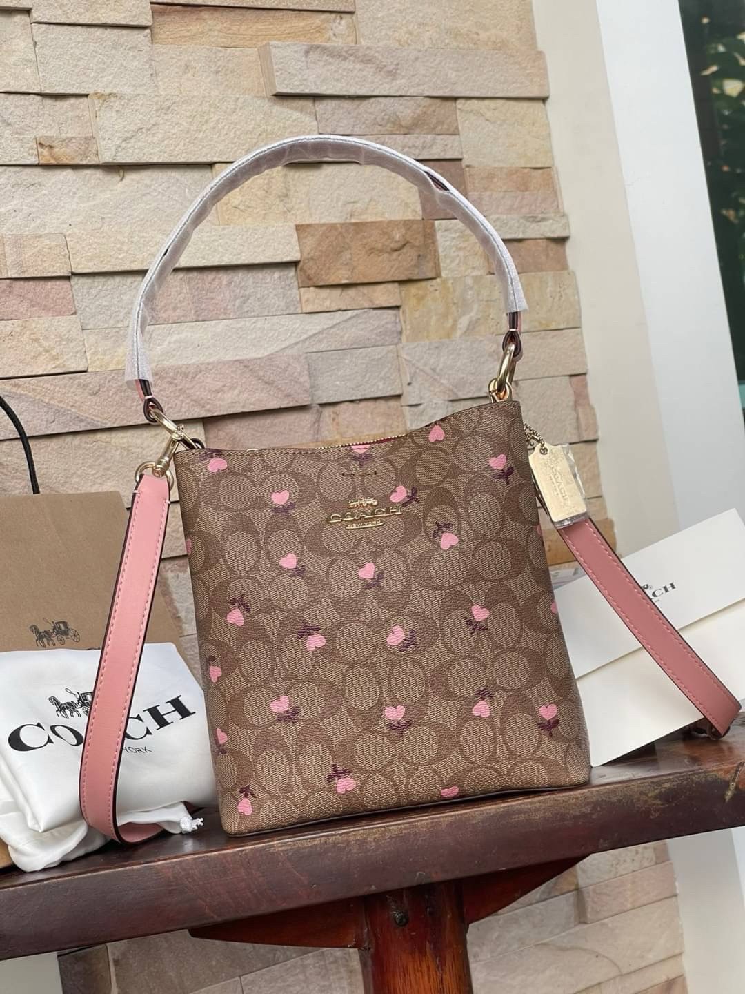 COACH SMALL TOWN BUCKET BAG (แอดไลน์ก่อนสั่งซื้อ)