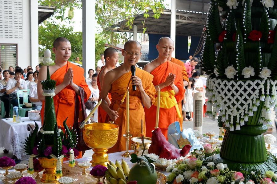 ลูกอมพิชัยมงคล (ปั้นจากเทียนชัยบวงสรวงเเละเทียนทำน้ำมนต์ทุกพิธีสำคัญ) ลูกใหญ่ ติดเเผ่นเงินจาร (เทียนชัย ชัยชนะ รุ่งเรือง สว่าง ปัญญา) #รับประกันแท้